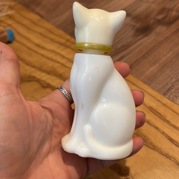 Vintage 1970's Avon White Cat Glass Perfume Bottle - Picture 4 of 4
